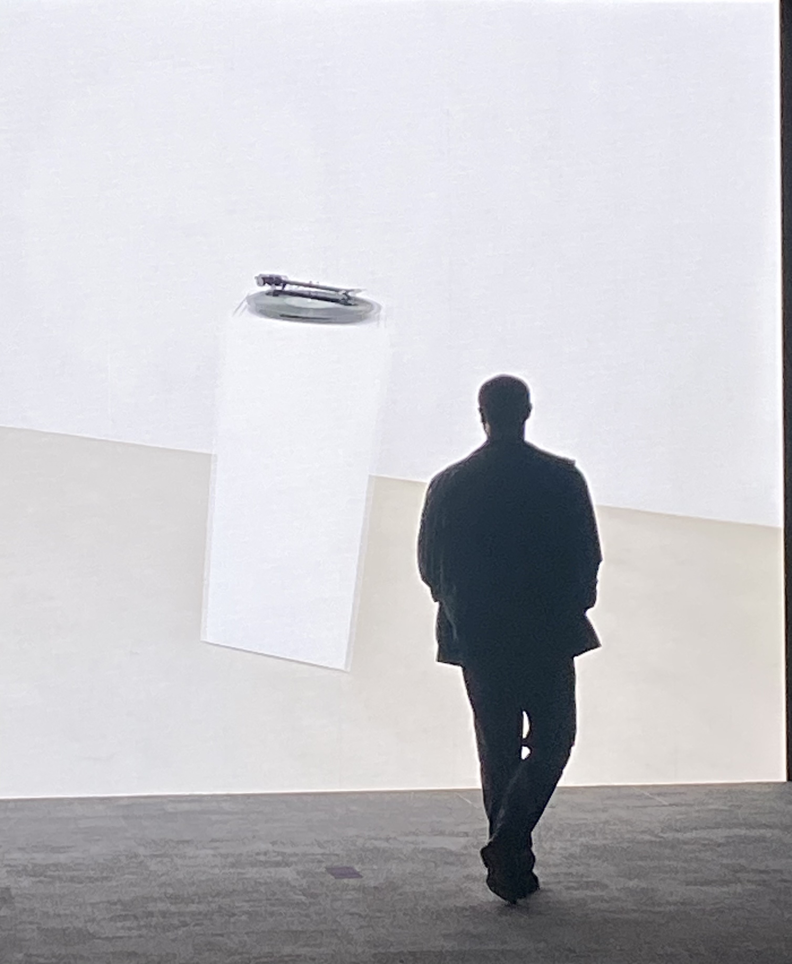 Tobias Endres dans une installation artistique