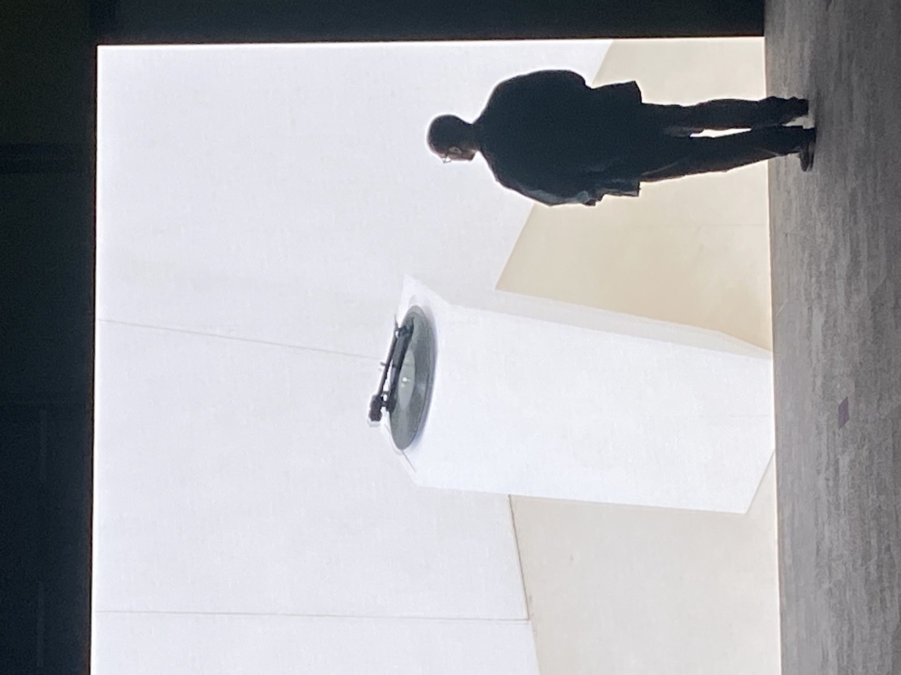 Tobias Endres devant une installation lumineuse avec une platine vinyle.