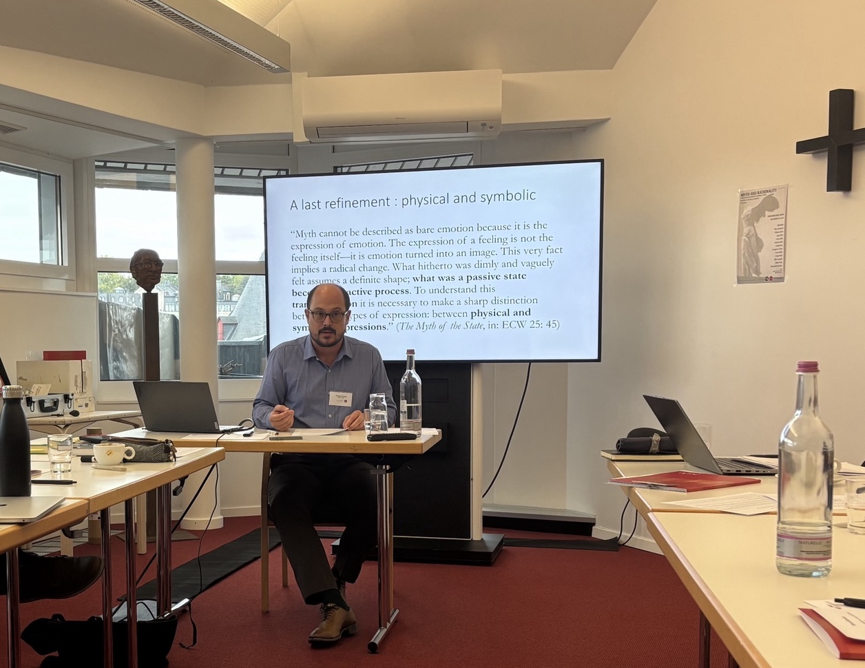 Tobias Endres lors d’une communication au colloque international Myth and Rationality
